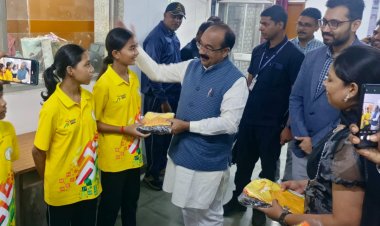 महासमुंद : खेलों इंडिया तीरंदाजी सेंटर के खिलाड़ियों को उप मुख्यमंत्री एवं खेल मंत्री  अरुण साव ने कीट वितरण कर बधाई दी