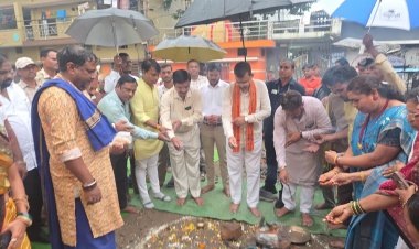 रायपुर ग्रामीण विधायक मोतीलाल साहू ने नगर निगम जोन 9 के वार्ड 7 के दलदलसिवनी क्षेत्र में ग्राम पंचायत भवन के पास नवीन रंगमंच निर्माण हेतु एमआईसी सदस्य खेम कुमार सेन, पार्षद मोहन साहू, देवदत्त द्विवेदी, वार्डवासियों सहित भूमिपूजन कर नागरिकों को दी शानदार सौगात
