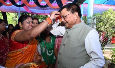 हजारों बहनों ने उद्योग मंत्री  लखन लाल देवांगन को बांधी राखी