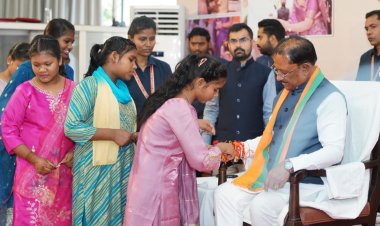 ’महतारी के आशीष से, राखी के विश्वास से मुख्यमंत्री विष्णु देव साय के नेतृत्व में महिलाओं के सम्मान, स्वावलंबन और आर्थिक सशक्तीकरण की दिशा में निरंतर पहल’