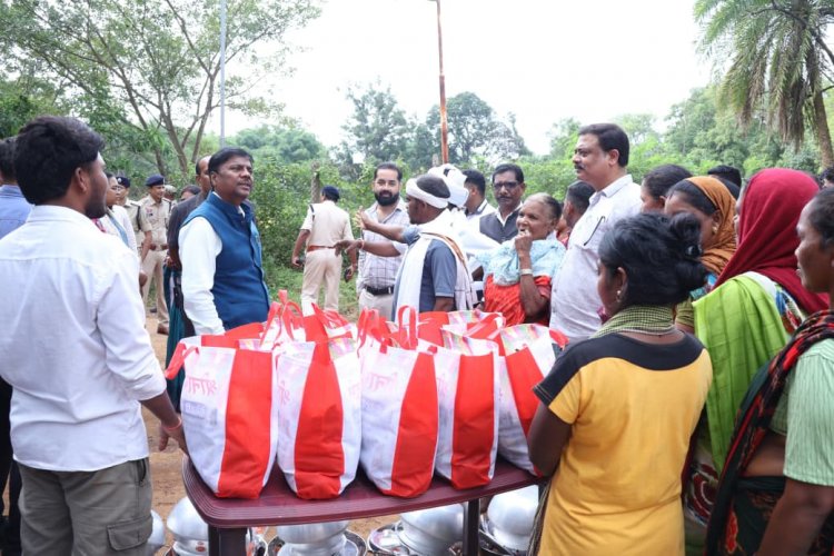 बाढ़ प्रभावितों के बीच पहुँचे वन मंत्री केदार कश्यप, राहत सामग्री एवं सहायता राशि का किया वितरण