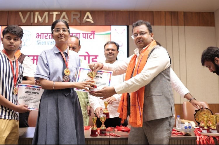 मेधावी विद्यार्थियों एवं उत्कृष्ट शिक्षकों का आंजनेय विश्वविद्यालय के कुलाधिपति अभिषेक अग्रवाल ने किया सम्मान