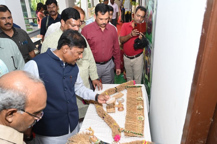 विकास मरकाम ने कहा कि मुख्यमंत्री साय और वन मंत्री  कश्यप के मार्गदर्शन में बोर्ड वनौषधियों के संरक्षण, संवर्धन, पारंपरिक ज्ञान के संरक्षण, वैद्यों के क्षमता विकास और किसानों की आय बढ़ाने के लिए लगातार कार्य कर रहा है।