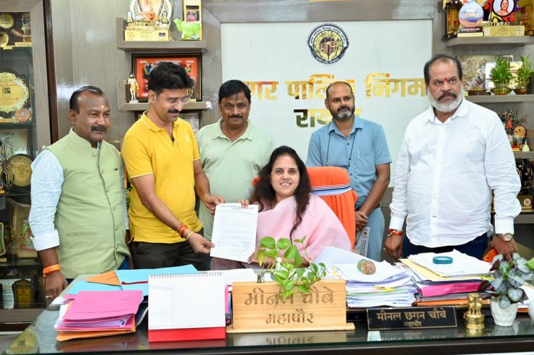 अशोका रतन रेसीडेंसीयल को आपरेटिव सोसायटी शंकर नगर के रहवासियों ने महापौर मीनल चौबे से मिलकर अशोका रतन परिसर में शीघ्र जल संकट दूर करने किया अनुरोध