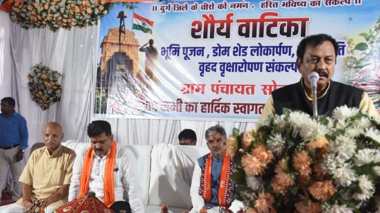 सांसद  विजय बघेल ने भी शहीदों को नमन करते हुए उनके परिवारों के प्रति कृतज्ञता व्यक्त की।