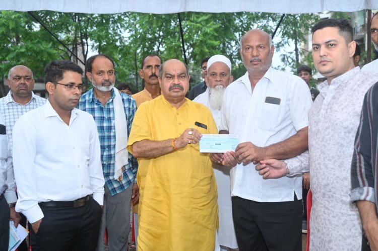 विधायक पुरन्दर मिश्रा ब्लू वाटर हादसे में मृत युवक मोहम्मद आदिल के मौदहापारा स्थित घर पहुंचे