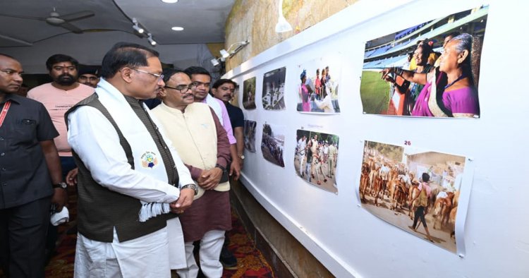 तस्वीरों ने ताजा कीं मुख्यमंत्री  विष्णुदेवसाय की पुरानी यादें : मुख्यमंत्री विष्णुदेव साय ‘दृश्य संवाद 2026’ के समापन समारोह में हुए शामिल