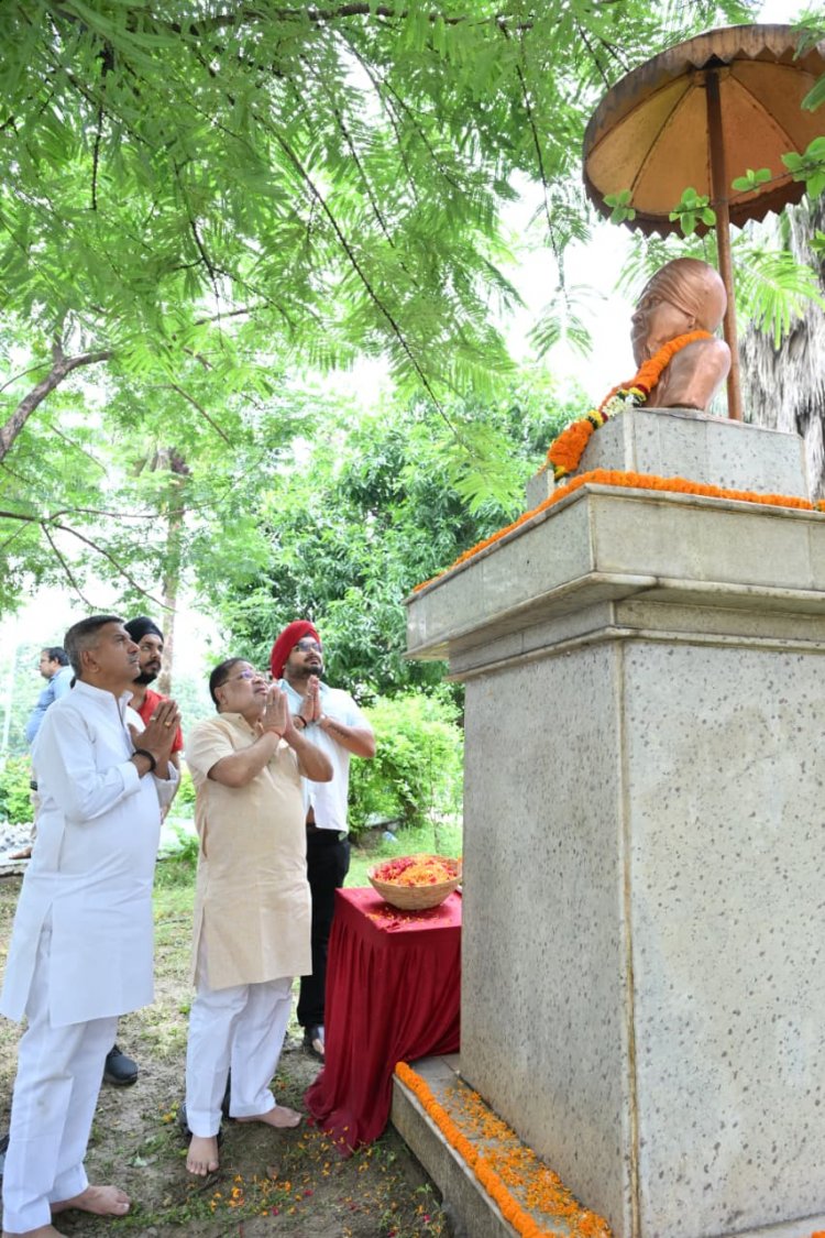 पूर्व महापौर स्व. बलवीर सिंह जुनेजा को पुण्यतिथि पर रायपुर दक्षिण विधायक सुनील सोनी ने किया सादर नमन