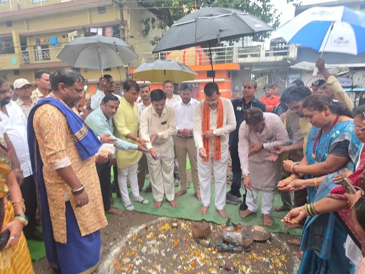 रायपुर ग्रामीण विधायक मोतीलाल साहू ने नगर निगम जोन 9 के वार्ड 7 के दलदलसिवनी क्षेत्र में ग्राम पंचायत भवन के पास नवीन रंगमंच निर्माण हेतु एमआईसी सदस्य खेम कुमार सेन, पार्षद मोहन साहू, देवदत्त द्विवेदी, वार्डवासियों सहित भूमिपूजन कर नागरिकों को दी शानदार सौगात