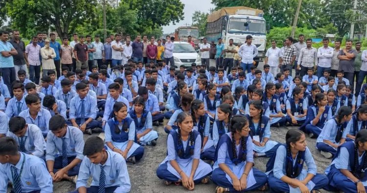 छात्रों का 12 घंटे चक्काजाम : 400 विद्यार्थियों के लिए सिर्फ 3 शिक्षक, मंत्री के आश्वासन के बाद देर रात खत्म हुआ आंदोलन