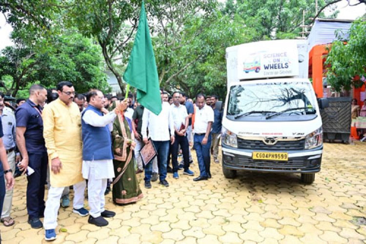 मुख्यमंत्री ने साइंस ऑन व्हील्स को दिखाई हरी झंडी, अब स्कूलों तक पहुंचेगी प्रयोगों की चलती-फिरती विज्ञानशाला