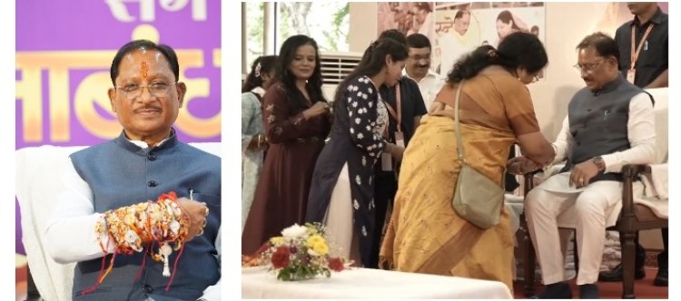 *मुख्यमंत्री निवास में रक्षाबंधन का आत्मीय उल्लास, विभिन्न क्षेत्रों से पहुंचीं माताओं-बहनों ने मुख्यमंत्री को बांधी राखी