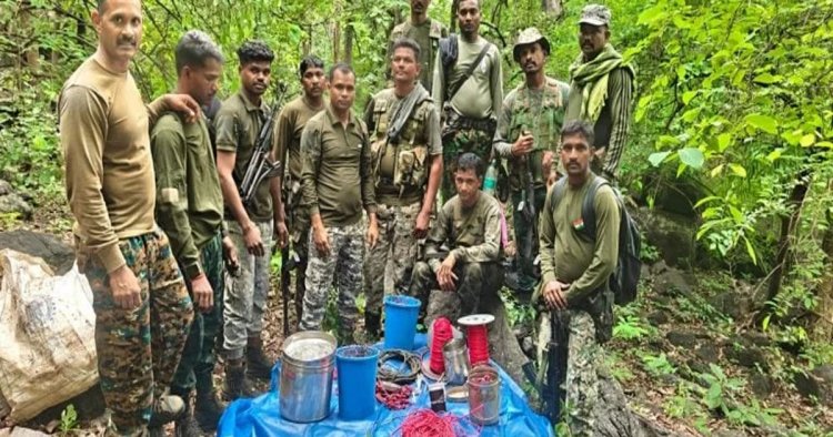 सुरक्षाबलों को सर्चिंग में मिला नक्सल डंप, 2 टिफिन बम सहित भारी मात्रा में विस्फोटक बरामद