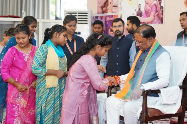 ’महतारी के आशीष से, राखी के विश्वास से मुख्यमंत्री विष्णु देव साय के नेतृत्व में महिलाओं के सम्मान, स्वावलंबन और आर्थिक सशक्तीकरण की दिशा में निरंतर पहल’