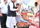 सड़क किनारे पसरे पर अचानक पहुंचे मुख्यमंत्री  विष्णु देव साय, मीरा के पसरे से खरीदा ‘आशीर्वाद का दीया’