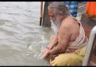 खारून नदी में विनाशकारी बाढ़ के बीच पीतर तर्पण किया राजेश्री महन्त जी ने 