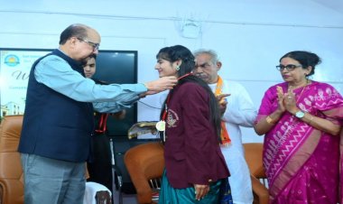 वर्तमान पर फोकस करें, सीखते रहें और समाज के लिए योगदान दें : राज्यपाल डेका