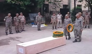 Suicide : सीआरपीएफ कैंप में आरक्षक की पेड़ पर फांसी से लटकी मिली लाश, 15 साल से थे तैनात