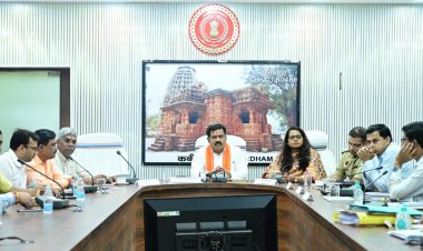 उप मुख्यमंत्री  विजय शर्मा ने कबीरधाम में ली गौ सेवकों एवं अधिकारियों की बैठक