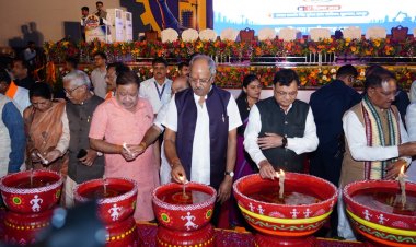 विधायक  सुनील सोनी  आज इंडोर स्टेडियम, रायपुर में  मुख्यमंत्री  विष्णु देव साय  के साथ श्रमिक महासम्मेलन के कार्यक्रम में शामिल हुए।