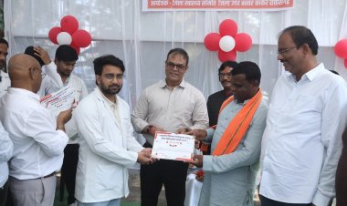 रक्तदान करने वाले युवाओं को विधायक  आशाराम नेताम एवं कलेक्टर  कुन्दन कुमार ने प्रमाण-पत्र प्रदान कर उनका उत्साहवर्धन किया।