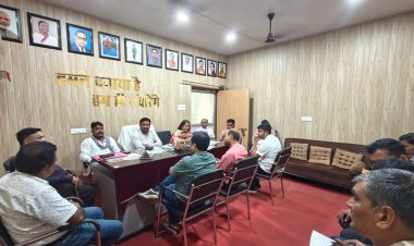 रायपुर नगर निगम जोन 8 अध्यक्ष प्रीतम सिंह ठाकुर द्वारा पार्षदों की बैठक लेकर की गयी कार्यों की समीक्षा
