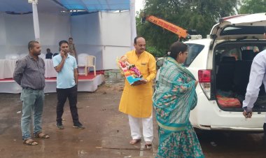 सभापति सूर्यकान्त राठौड़ ने परिवारजनों सहित घर के गणपति की मूर्ति का महादेवघाट के समीप विसर्जन कुण्ड में  किया श्रद्धापूर्वक विसर्जन