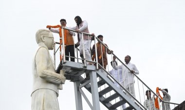 नवा रायपुर में पंडित दीनदयाल उपाध्याय की प्रतिमा पर किया माल्यार्पण