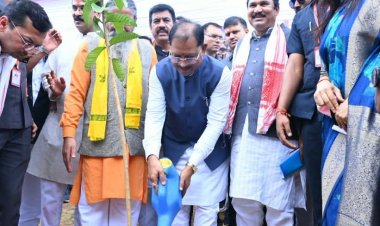 मन की बात’ कार्यक्रम के पश्चात मुख्यमंत्री  विष्णु देव साय ने एकलव्य आदर्श आवासीय विद्यालय परिसर में ‘एक पेड़ मां के नाम’ अभियान के अंतर्गत अमरूद का पौधा लगाया।