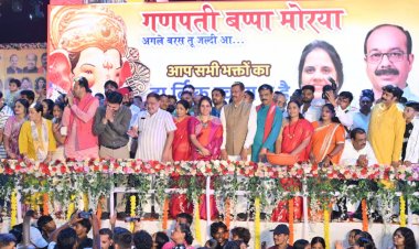 श्री गणेश विसर्जन चल झांकी का जयस्तंभ चौक में राज्य सभा सांसद श्रीमती लक्ष्मी वर्मा, विधायक सुनील सोनी, मोतीलाल साहू, पद्मश्री अनुज शर्मा, महापौर मीनल चौबे, छ.ग. बाल अधिकार संरक्षण आयोग अध्यक्ष डॉ. वर्णिका शर्मा, राज्य लौहशिल्पकार विकास बोर्ड अध्यक्ष प्रफुल्ल विश्वकर्मा,  अमरजीत सिंह छाबडा, अमर गिदवानी, एमआईसी सदस्यो, पार्षदों ने पुष्पवर्षा कर किया आत्मीय स्वागत