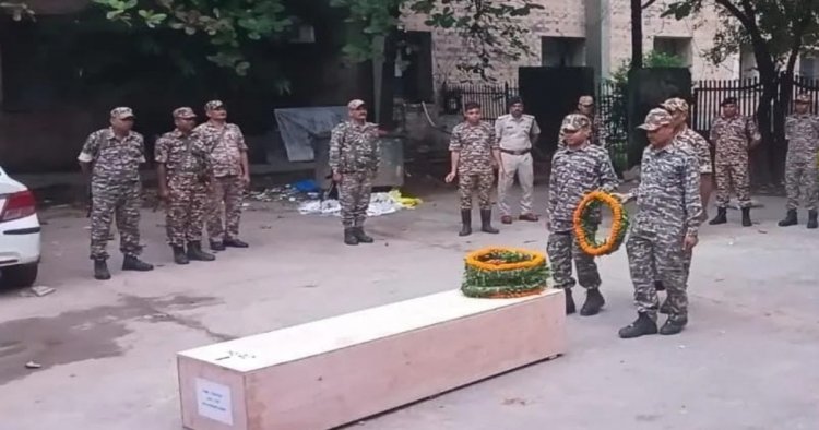 Suicide : सीआरपीएफ कैंप में आरक्षक की पेड़ पर फांसी से लटकी मिली लाश, 15 साल से थे तैनात