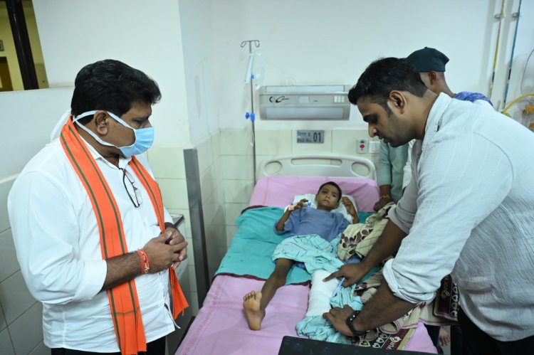 उप मुख्यमंत्री  विजय शर्मा ने एम्स रायपुर में महाराष्ट्र सड़क हादसे के घायलों से की मुलाकात