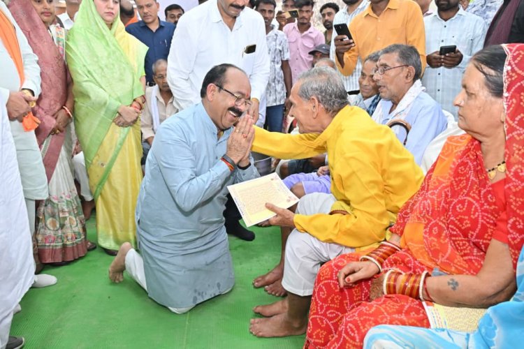 सेवा संकल्प अभियान में डिप्टी सीएम अरुण साव ने पेंशनधारियों के पैर पखार सेवा कर लिया आशीर्वाद, लोरमी में सेवा संकल्प का भावुक पल