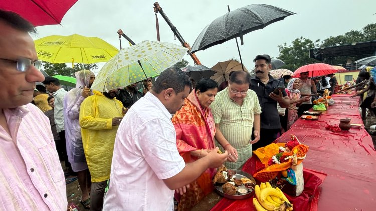 रायपुर दक्षिण विधायक सुनील सोनी ने विसर्जन कुंड सपरिवार पहुंचकर घर के गणपति की मूर्ति का किया श्रद्धापूर्वक विसर्जन, सभी श्रद्धालुओ से विसर्जन कुंड में पहुंचकर मूर्ति विसर्जन करने की विनम्र अपील