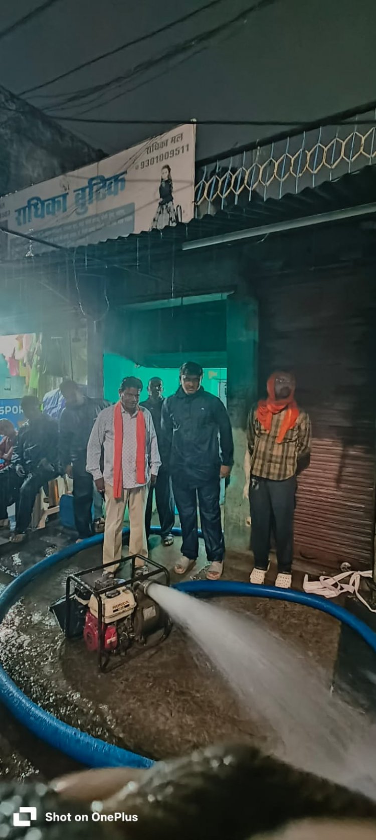 लगातार तेज बारिश के दौरान वार्ड 25 में रामनगर बस्ती में पानी घुसा, नगर निगम जोन 7 ने तत्काल मोटर पम्प लगाकर पानी को बाहर निकालकर निकासी की व्यवस्था की
