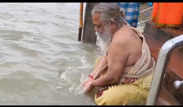 खारून नदी में विनाशकारी बाढ़ के बीच पीतर तर्पण किया राजेश्री महन्त जी ने 