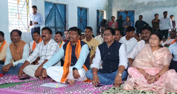 कुंगारपाल में वन मंत्री  केदार कश्यप की मौजूदगी में ग्रामीणों ने सुना 'मन की बात' का 138 वां संस्करण
