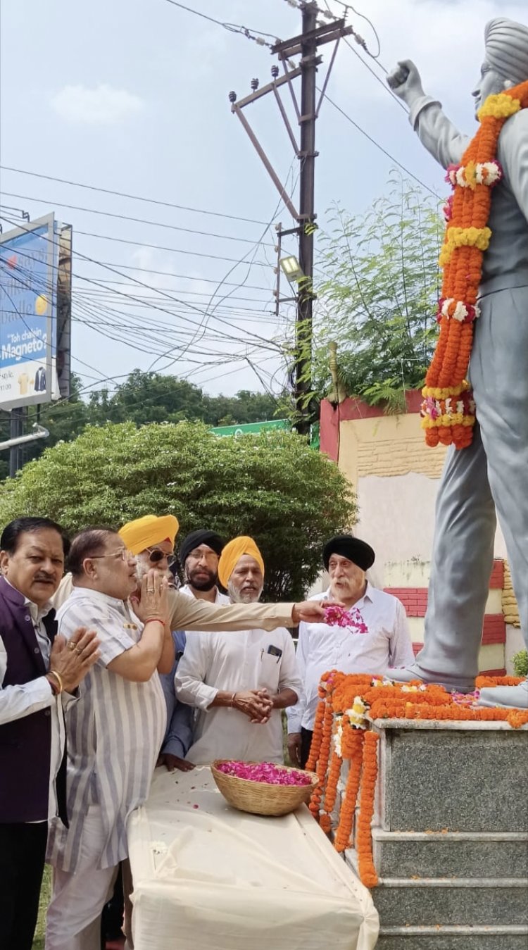 रायपुर दक्षिण विधायक सुनील सोनी ने महान क्रांतिकारी, भगत सिंह जी की जयंती पर आज भगतसिंह चौक,  में उनकी प्रतिमा पर पुष्प अर्पित कर उन्हें नमन किया। 