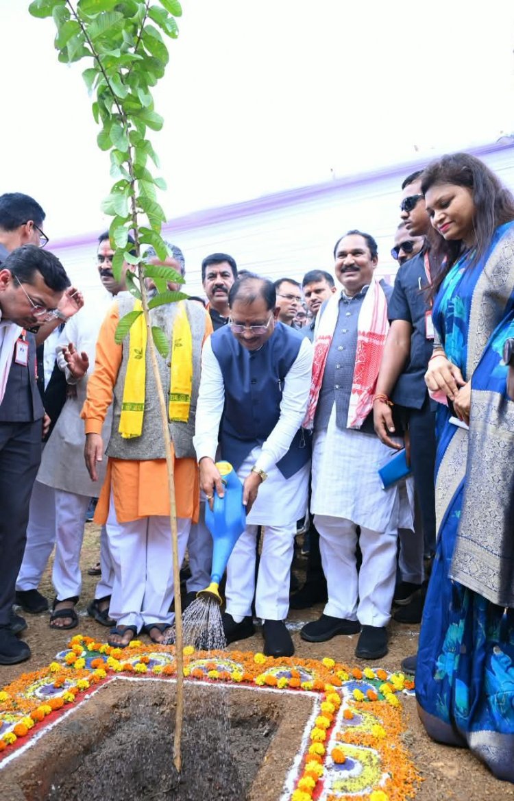 मन की बात’ कार्यक्रम के पश्चात मुख्यमंत्री  विष्णु देव साय ने एकलव्य आदर्श आवासीय विद्यालय परिसर में ‘एक पेड़ मां के नाम’ अभियान के अंतर्गत अमरूद का पौधा लगाया।