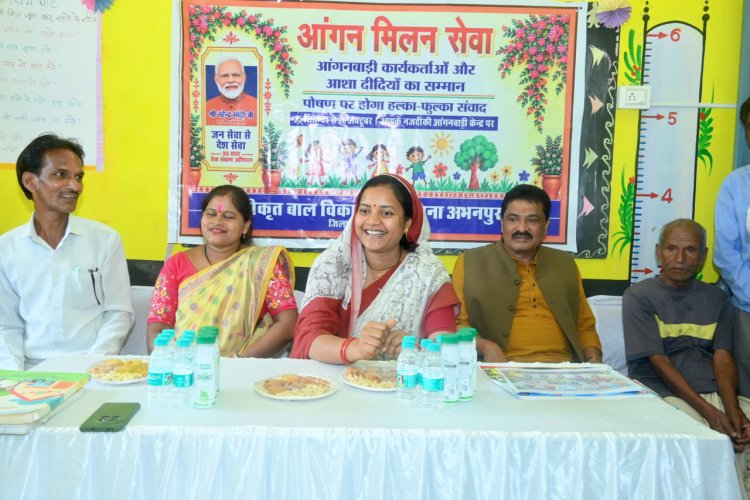 मंत्री श्रीमती लक्ष्मी राजवाड़े ने आंगनबाड़ी केंद्रों में बच्चों को कराया न्योता भोज, माताओं को भेंट किए मुनगा के पौधे