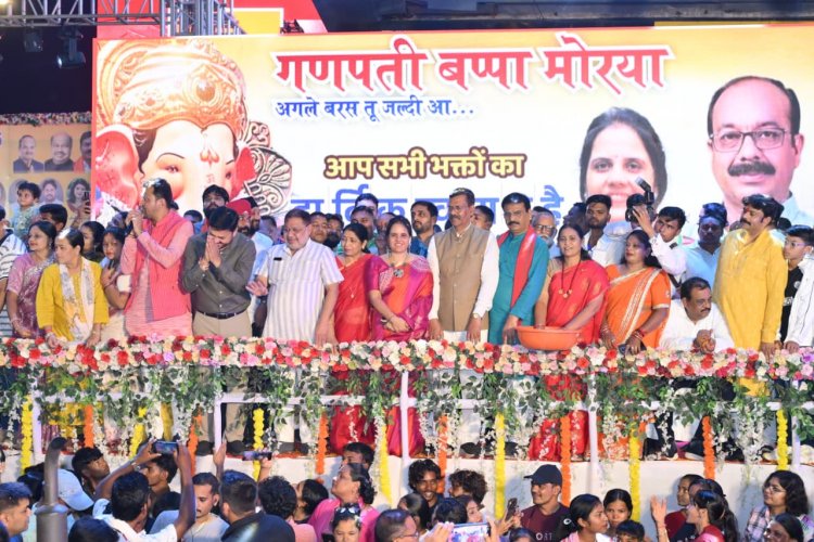 श्री गणेश विसर्जन चल झांकी का जयस्तंभ चौक में राज्य सभा सांसद श्रीमती लक्ष्मी वर्मा, विधायक सुनील सोनी, मोतीलाल साहू, पद्मश्री अनुज शर्मा, महापौर मीनल चौबे, छ.ग. बाल अधिकार संरक्षण आयोग अध्यक्ष डॉ. वर्णिका शर्मा, राज्य लौहशिल्पकार विकास बोर्ड अध्यक्ष प्रफुल्ल विश्वकर्मा,  अमरजीत सिंह छाबडा, अमर गिदवानी, एमआईसी सदस्यो, पार्षदों ने पुष्पवर्षा कर किया आत्मीय स्वागत