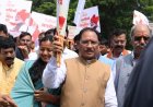 मुख्यमंत्री ने हाथों में मशाल लेकर किया ‘सेवा ज्योति यात्रा’ का नेतृत्व