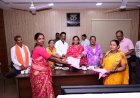 बस्तर दशहरा के लिए जिले के मांझी-चालकी, गायता-पुजारी, मेंबर-मेम्बरीन एवं पटेल को प्रदान किए गए वस्त्र-परिधान