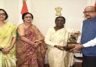 राष्ट्रपति द्रौपदी मुर्मु को राज्यपाल रमेन डेका ने भेंट की पहाड़ी मैना की प्रतिकृति