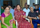 वृद्धजनों के साथ मंत्री श्रीमती लक्ष्मी राजवाड़े ने सुनी ‘मन की बात’