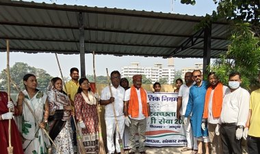 रायपुर नगर निगम एमआईसी सदस्य संतोष साहू, पार्षद श्रीमती पुष्पा साहू, राजेश गुप्ता, कैलाश बेहरा और जोन 3 जोन कमिश्नर सहित अधिकारियों, कर्मचारियों, नागरिकों सहित वार्ड 31 क्षेत्र में खम्हारडीह तालाब की श्रमदान से सफाई कर कचरा उठाकर जन - जन को दिया स्वच्छ सरोवर का सकारात्मक सन्देश
