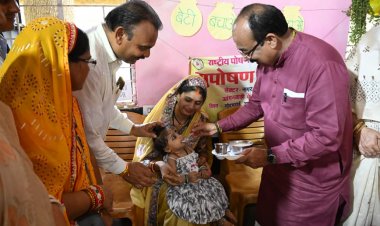  'बच्चों के अंदर अपना बचपना ढूंढता हूं...' : जमीन पर बैठकर बच्चों संग खेले  अरुण साव