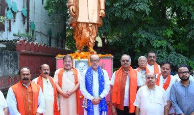 महात्मा गांधी और लाल बहादुर शास्त्री को श्रद्धांजलि अर्पित कर डॉ. अंबेडकर को किया नमन