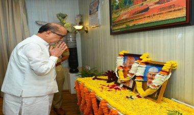 राज्यपाल डेका ने महात्मा गांधी व लाल बहादुर शास्त्री को श्रद्धा सुमन किए अर्पित