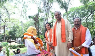 महात्मा गाँधी का जयन्ती पर महापौर मीनल चौबे और सभापति सूर्यकान्त राठौड़ ने किया सादर नमन